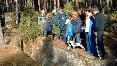 Samling vid en av alla sprickbildningarna, och det är Sverker Kärrsgård, fjärde från vänster, som lägger ut texten för alla intresserade, där hunden inte utgör något undantag.