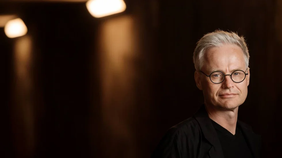 Maktens syfte. Gabriel Byström är aktuell med boken "Med Guds hjälp" där hans tes är att makten i länderna Ryssland, Polen och Ungern använder sig av religionen för att styra landet bort från demokrati.