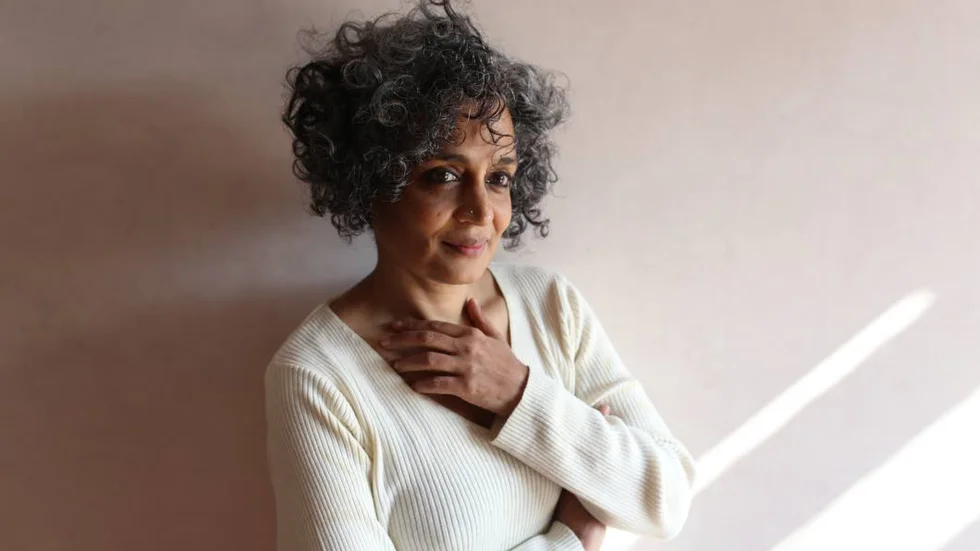 Debatt. Arundhati Roys nya roman ”Den yttersta lyckans ministerium” fungerar bättre som debatt än roman, menar Kurirens recensent.