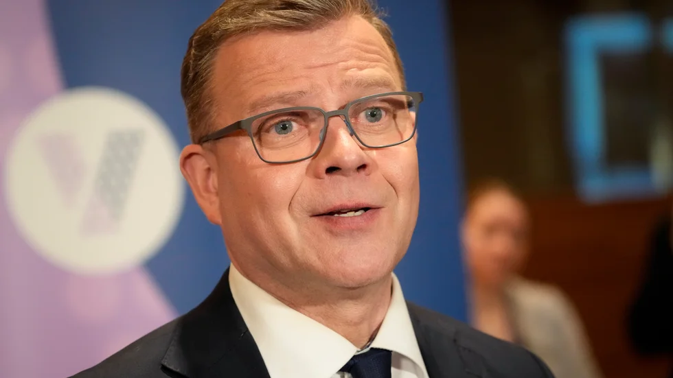 Tilltänkte statsminister Petteri Orpo kunde ses vanka omkring i Ständerhuset i Helsingfors medan förhandlingarna pågick. Arkivbild.