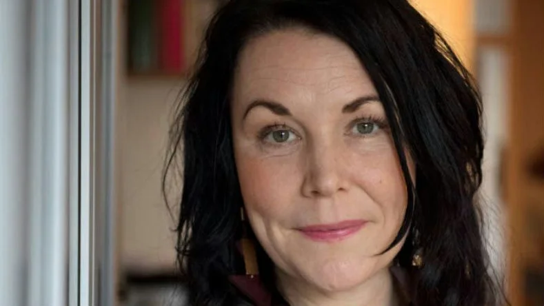 TIo år efter debutromanen ”Bitterfittan” kommer Maria Sveland med uppföljaren, ”BItterfittan 2”. ”Sara började dyka upp, och tankarna på vad som hänt henne” säger Maria Sveland som till slut skrev en till bok.