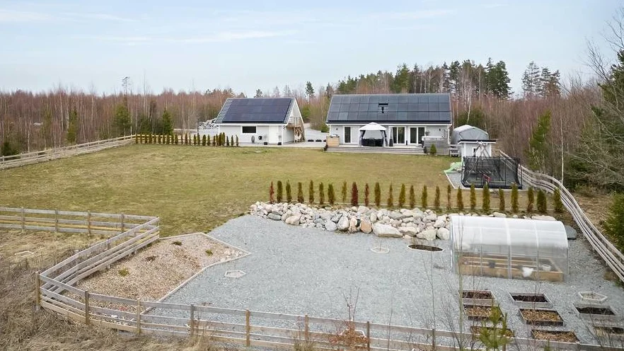 En villa i Vecholm-Ål toppat Hemnets klicklista v 17 i Enköpings kommun. Solpaneler, dubbelgarage och stor tomt på landet lockar många.