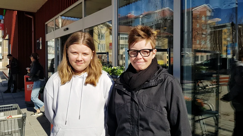 Tindra Persson och Therese Eriksson Marklund, Piteå: "Vi ska vara hemma och mysa med familjen. Det finns mycket att göra på gården nu".