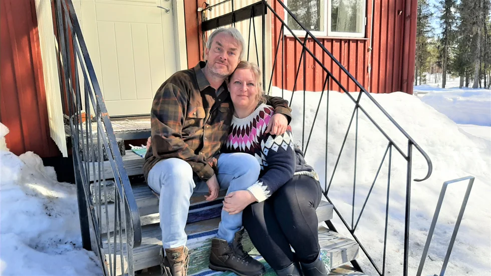 I fridfulla Myrås trivs Maarten Rebel och Janneke Rebel. De har bytt karriär och stadsliv i Hollandmot ett enklare, mer harmoniskt sätt att leva i Arjeplogs glesbygd.
