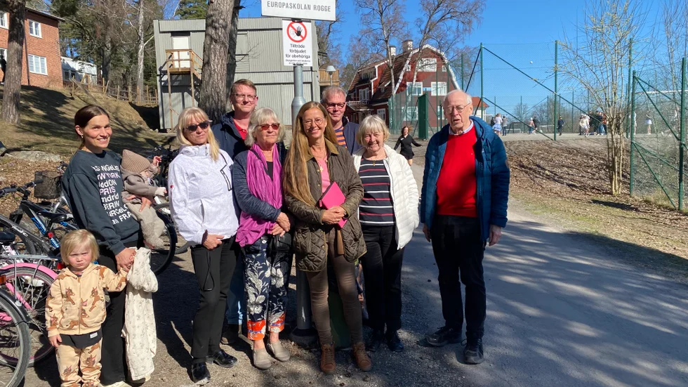 Märta De La Motte med barnen Jack och Texas, Ewa Morelius, Jan-Erik Gustafsson, Maj Sandberg, Margit Urtegård, Pontus Wennerberg, Birgitta Rubenson och Jonas Jonson är alla upprörda över att inte få tillträde till Långberget via gångstråket. 