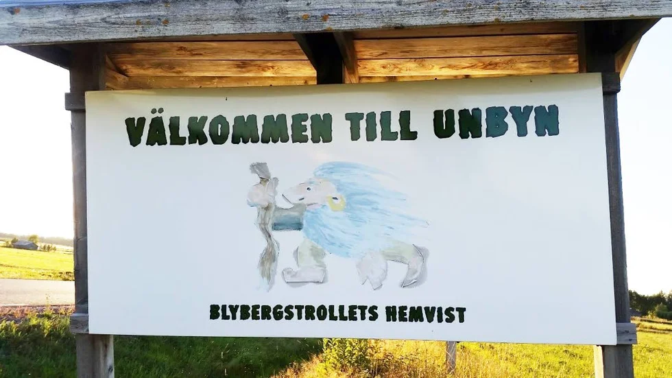 Esa Vuorinen ger sin syn på hotet om ryska nättroll i det svenska valet och sänder med en bild av Blybergstrollet i Unbyn som hon undrar om den också är en inre fiende.