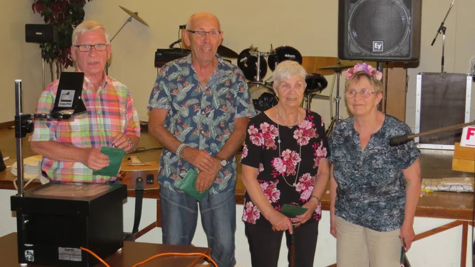 Fyra jubilarer som fyllt jämna år uppvaktades av PRO Nyborg. Från vänster: Göte Morin (som tog emot Ingrid Svenssons present), Karl-Arthur Emmoth, Britta Morin och Margareta Nyman.