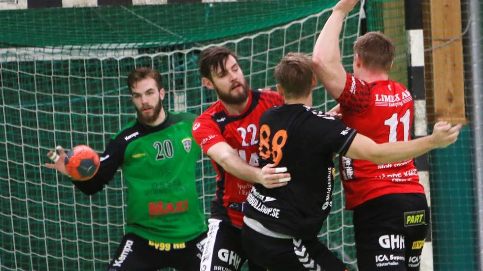 Starkt försvar. Rickard Oldberg visade vägen till seger med hårt jobb.