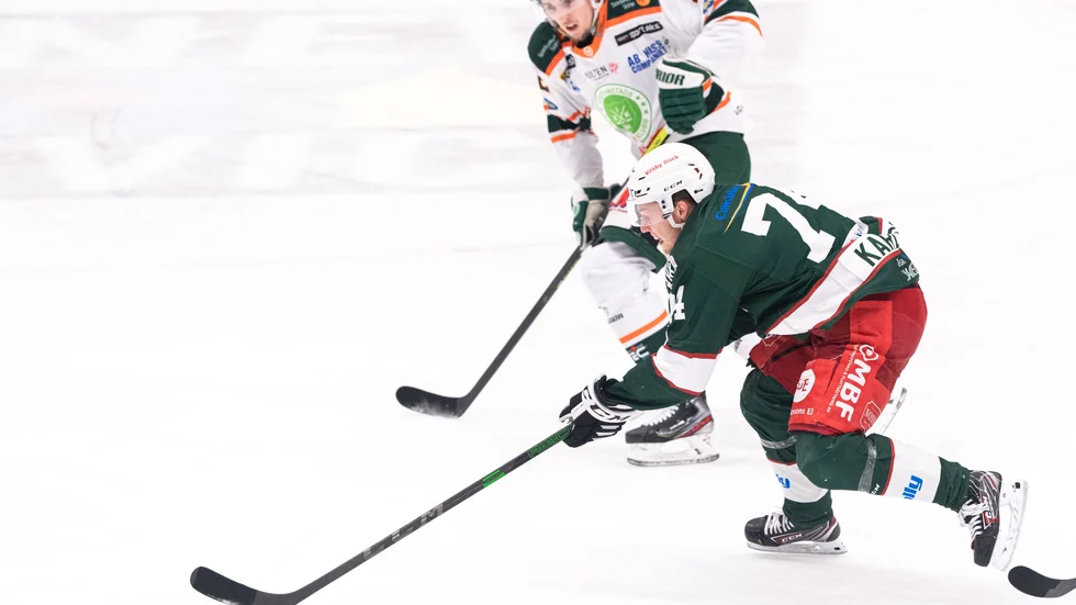 Pontus Karlsson i Väsbys matchtröja i en match under klubbens allsvenska säsong 202/21. Nu är spelaren klar för NYköpings SK.
