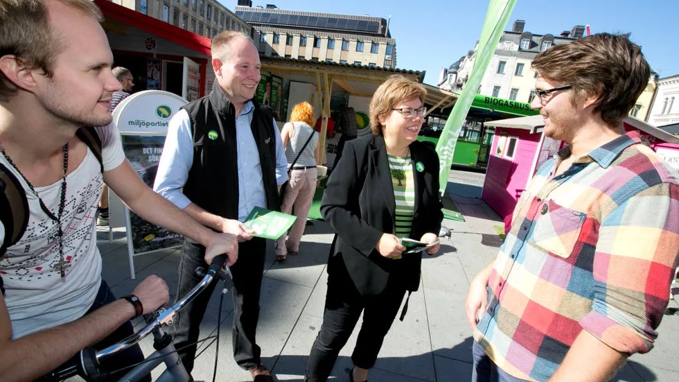 Valspurt. Landstingsrådet Johan Edstav (MP) och kommunalrådet Maria Gardfjell (MP) diskuterar politik med väljare utanför partiets valstuga.