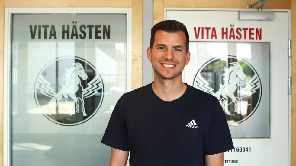 Magnus Bodin har kastats in som ensam att driva Vita Hästen de närmaste veckorna.