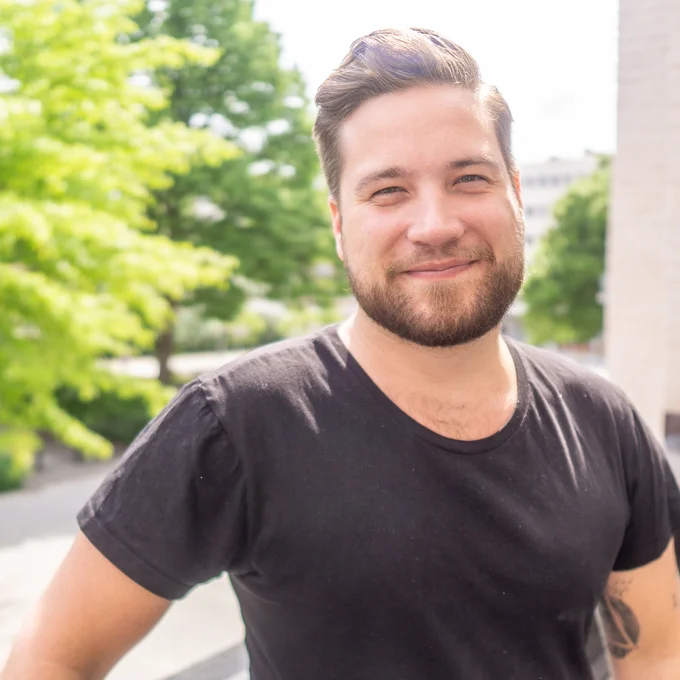 Alex Eklund är högaktuell med ny musik, Scenknutens kommande musikal och senast såg ni honom i Idol. Nu gästar han Nöjessvepet Eskilstuna.