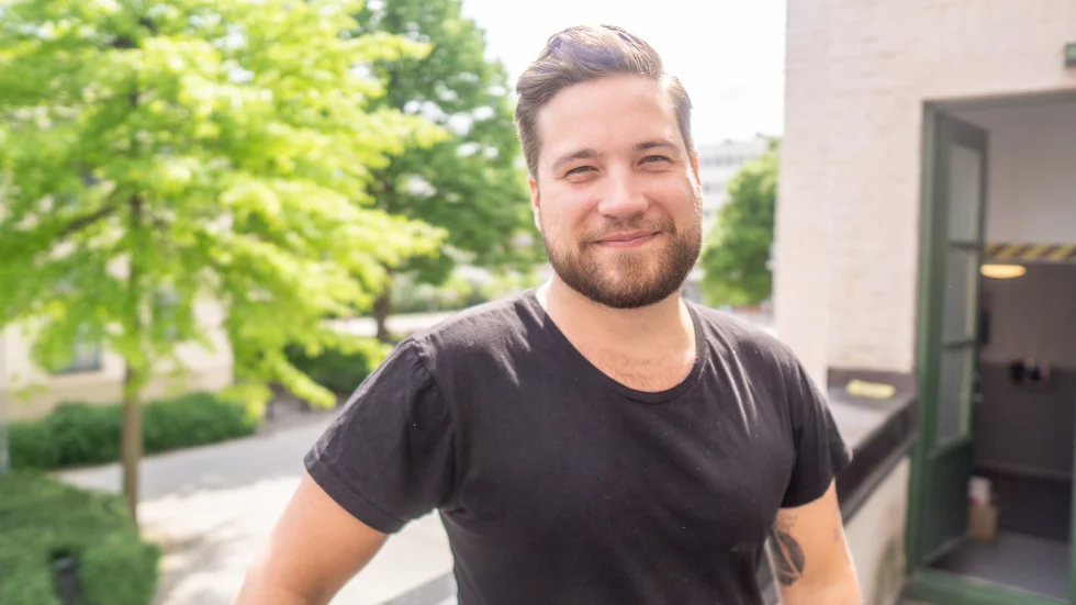 Alexander Eklund är lärare på Årbyskolan och är en av alla som förväntar sig att bli av med jobbet när 18 tillsvidaretjänster ska försvinna från personalstyrkan. Arkivbild.