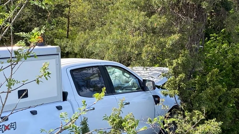 En personbil körde in i ett träd vid väg 143 på måndagseftermiddagen.