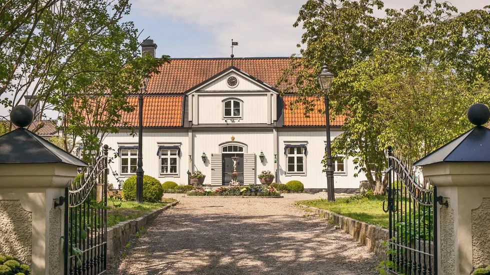 Hessle herrgård vid mälaren utanför Örsundsbro är till salu för 95 miljoner kronor.