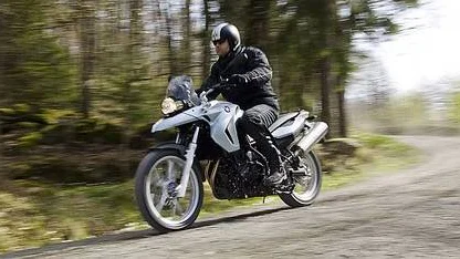 Utanför asfalten. Även här uppför sig BMW F 650 GS betryggande.