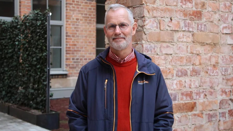 Lars Löfgren på Hyresbostäder berättar att bolaget jobbar på flera fronter med att bygga ut infrastrukturen med laddstolpar.