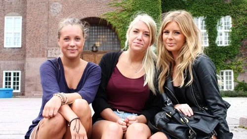 Emelie Sangré, till höger, och hennes vänner är spända över att börja år tre på gymnasiet.