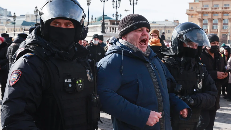 Rysk polis griper en demonstrant som protesterar mot kriget i Ukraina.
