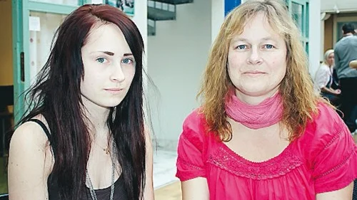 Isabella och Helene Henriksson väntar på att bli sminkade och fotograferade av Modellfotograferna. "Det är en kul grej. Blir bilderna bra så köper vi kanske några."