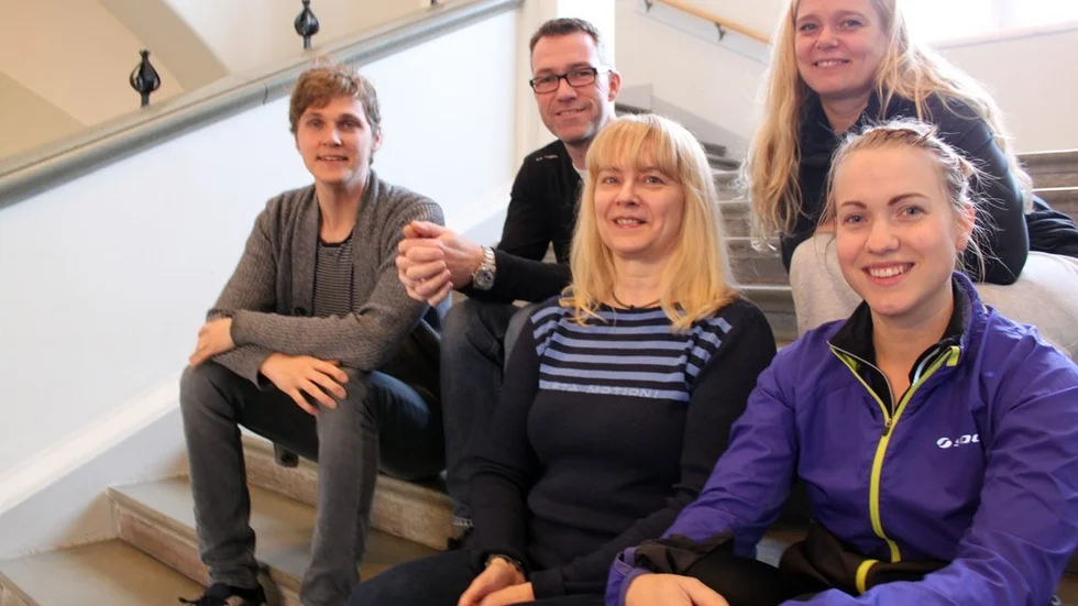 Visst finns vi! Här delar av Kulturskolans personal, som börjar hitta formen efter besparingarna. Fr v gitarrläraren Carl Fredrik Ahlstedt, enhetschef Anders Degerman, assistent Susanne Larsson och danspedagogerna Jennie Leander Lilja och Kajsa Lundahl. Till höger ett av Kulturskolans filmprojekt. Här är det 12-13-åringar som är ute vid Amaliagrottan vid Försjön för att göra film om ett monster.