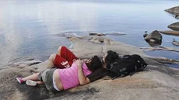 Sofia Danielsson och Daniel Klain myser på en klipphäll i Öregrund.