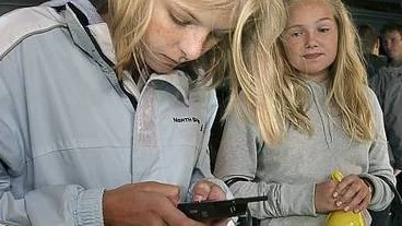 Astrid Enström och Paulina Andersson ställer upp i SMStävlingen på Stora torget