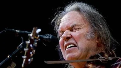 Med rockförespråkande klassiker som Hey hey, my my (into the black) och Rockin' in the free world frälste Neil Young den rocktörstande Stockholmspubliken.