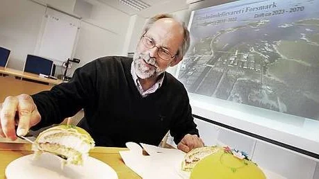 Kaj Ahlbom, platschef vid SKB i Forsmark, firade med tårta.