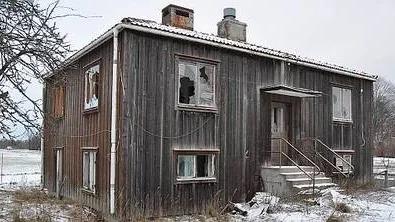 Ödehus vid f d macken Grissla mellan Gryttjom och Kyrkbyn söder om Tierp. Kommunen vill att huset rivs.