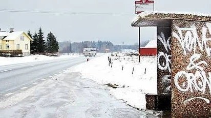 Flera skolelever fick kasta sig undan när en ledbuss körde på en busskur på torsdagen.