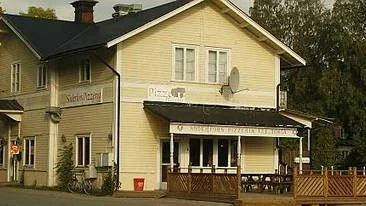 En man hittades död utanför en pizzeria på söndagen.