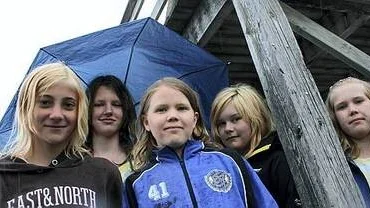 - Vi vill ha ett nytt hopptorn i Lövstabruk, säger den här skaran med en mun.