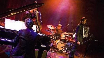 Bengan Jansson hade glimten i ögat när han berättade anekdoter om Allan Edwall och framförde dennes visor tillsammans med Trio X i Uppsala konserthus.