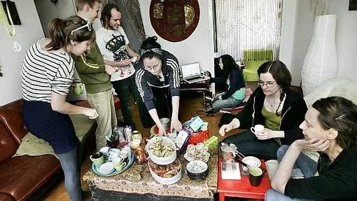 Sarah Fridén, Mattias Carlsson, Anders Hällbom, Lena Jansson, Martina Strolz, Sofi Sundin, Sofia Säfholm hugger in på fem sorters fikabröd. Det som inte går åt får medlemmarna ta med sig i var sin egendesignad doggybag.