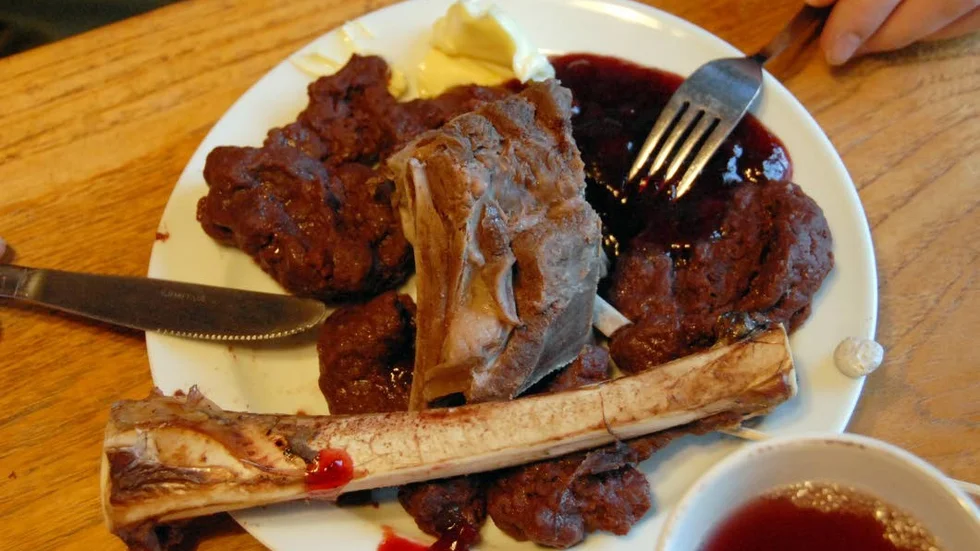 Blodpalt kokad på renblod, märgben från ren och kokat renkött med smör, lingonsylt och lingondricka.