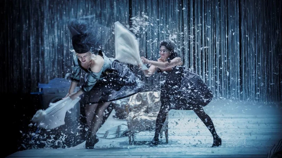 Dunhett. Marcellina, spelad av Tanja Lorentzon, får sina fiskar varma av Susanna, gestaltad av Bahar Pars, i "Figaros bröllop"på Dramaten.