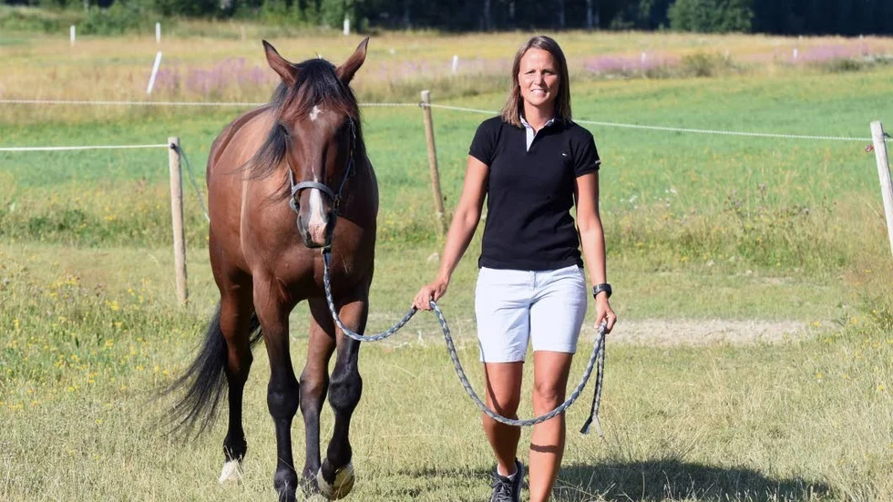 Master Blaster är struken från V75 i Skellefteå på lördag. Här med skötaren Sandra Johansson.