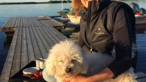 Anna-Stina Nordmark Nilsson med hunden Oliver.