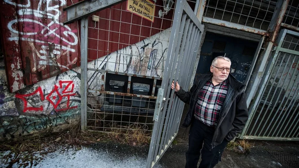 Företagaren Bengt-Åke Strand är orolig över den försenade Internetuppkopplingen. "Jag kan förlora kunder", säger Strand.