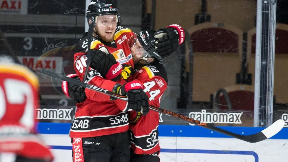 Mattias Guter och Robin Kovac firar Mattias Guters 2-1 mål, i matchen mot HV71.