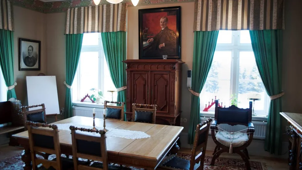 Tidsenligt. Under renoveringen målades och tapetserades herrgården i nyanser från 1700- och 1800-talet.