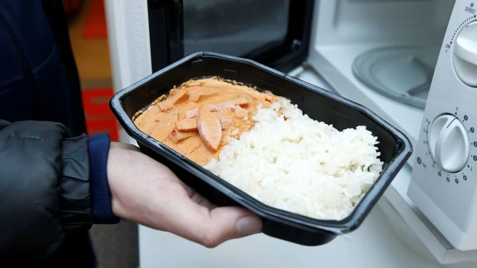 Lunch. Efter helgerna startar Selmin Botic verksamheten där han säljer matlådor.
