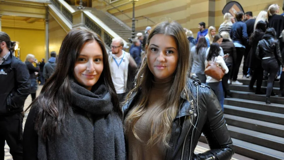 Lina Linge och Johanna Jansson från Jensengymnasiet är två av eleverna som besöker UF-kickoffen i universitetsaulan.