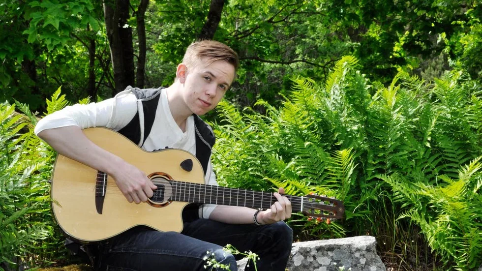 Tinus Stoor spelar både gitarr och piano. Nu är han aktuell i Festival Östhammar.