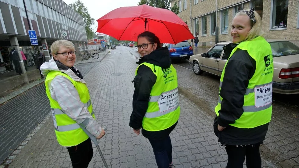 Gångfart. EwaBritt Andersson, Mimmi Ingevall Madsen och Lisa Hellström informerade om Centralgatans status som gångfartsområde.