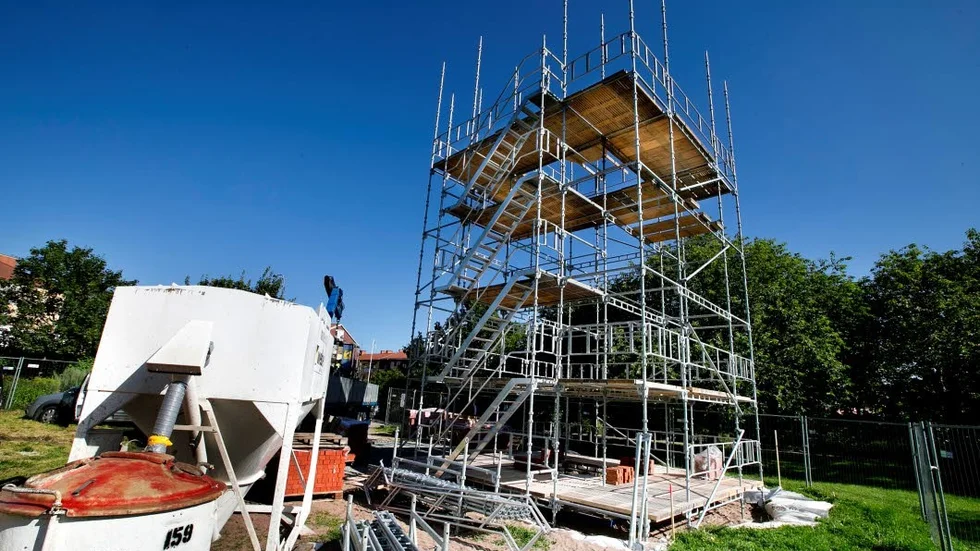 Byggstart. Jan Svenungsons konstprojekt, där skulpturer i form av skorstenar uppförs på oväntade platser, väcker känslor i Uppsala.