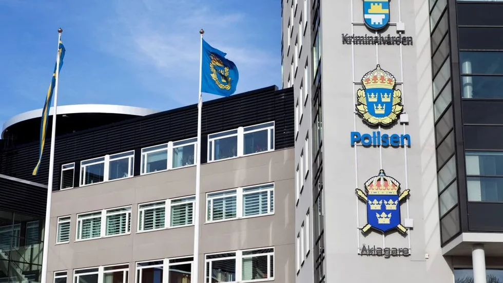 Anhållen. En man från Tierpstrakten, som satt anhållen i polishuset i Uppsala misstänkt för ett brott, begär ersättning av Justitiekanslern.