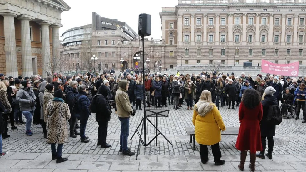 Skandal och haveri. Protester utanfö riksdagshuset mot den friande domen i våldtäktsmålet i Fittja.