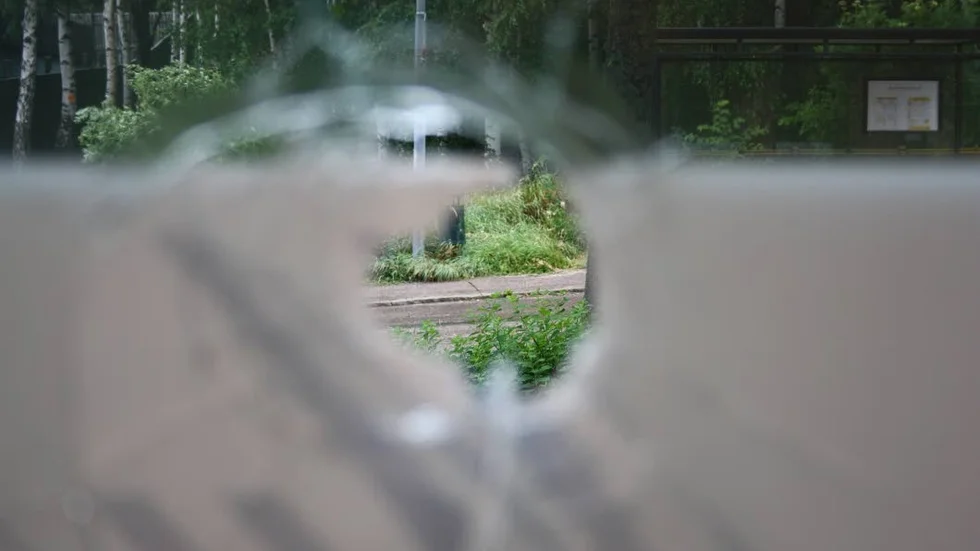 Krossad. Någon krossade rutan i altandörren medan boende befann sig i huset.